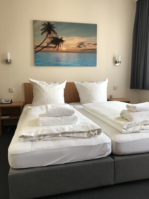 Hotel La Isla Кьолн Екстериор снимка