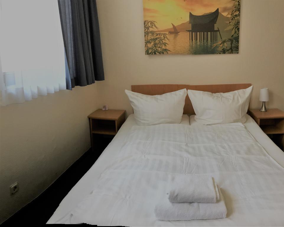 Hotel La Isla Кьолн Екстериор снимка